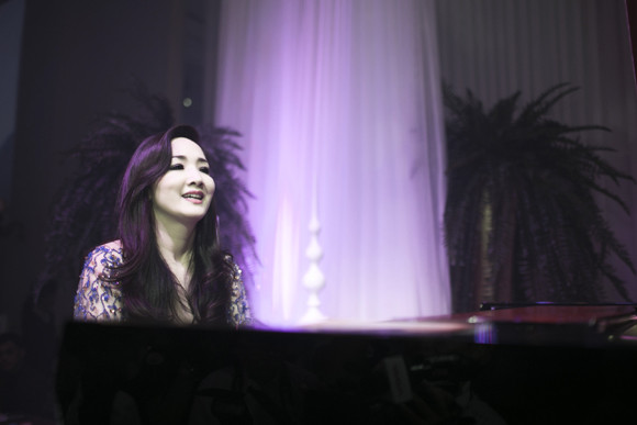 Hoa hậu Giáng My đấu giá bức tranh nghệ thuật làm từ vàng 24k ảnh 5