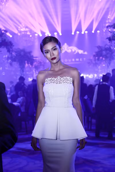 Mâu Thanh Thuỷ “e ấp” vòng 1 quyến rũ đi dự tiệc ảnh 8