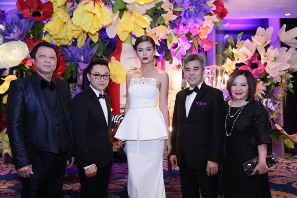 Mâu Thanh Thuỷ “e ấp” vòng 1 quyến rũ đi dự tiệc ảnh 4