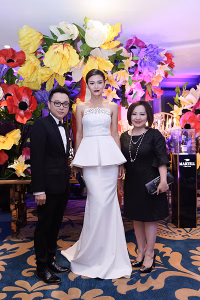 Mâu Thanh Thuỷ “e ấp” vòng 1 quyến rũ đi dự tiệc ảnh 3