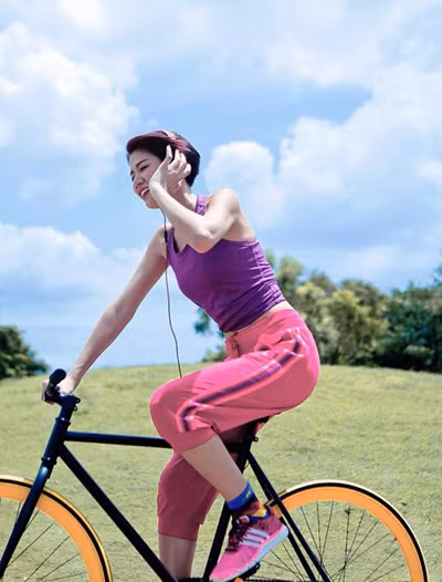 Trang Khàn đạp xe khoe dáng chuẩn ảnh 3