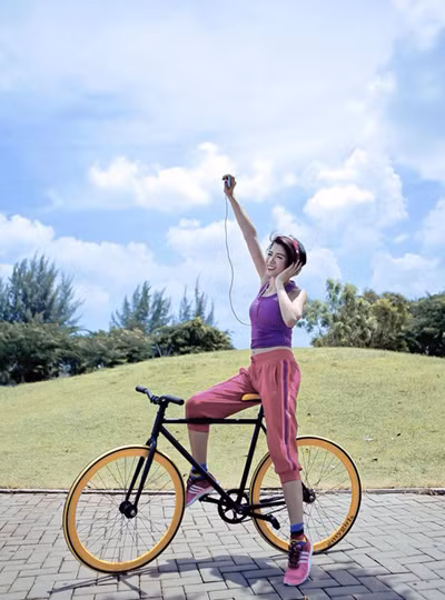 Trang Khàn đạp xe khoe dáng chuẩn ảnh 2