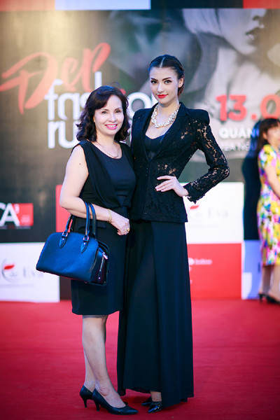 Hồng Quế sánh bước cùng mẹ đi dự sự kiện ảnh 1