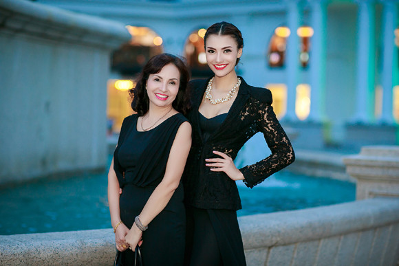 Hồng Quế sánh bước cùng mẹ đi dự sự kiện ảnh 7
