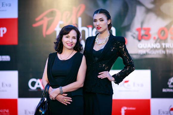 Hồng Quế sánh bước cùng mẹ đi dự sự kiện ảnh 2