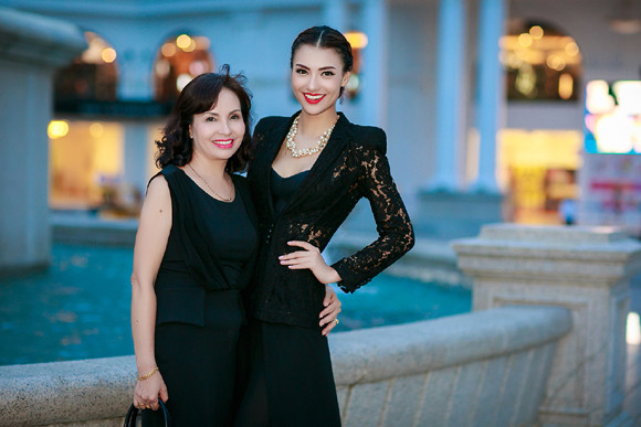 Hồng Quế sánh bước cùng mẹ đi dự sự kiện ảnh 8