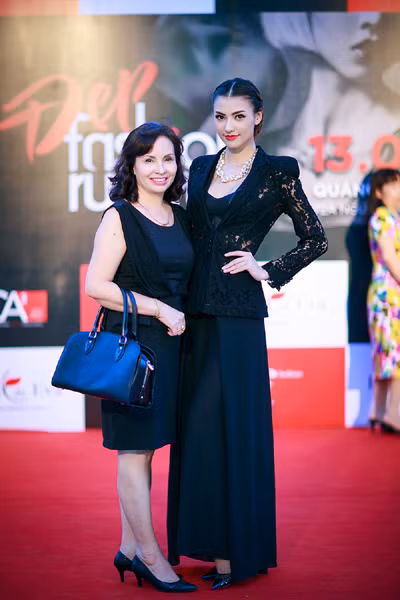 Hồng Quế sánh bước cùng mẹ đi dự sự kiện ảnh 1