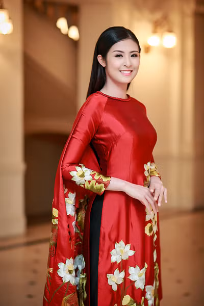 Đang lưu diễn châu Âu, Hoa hậu Ngọc Hân xuất hiện bất ngờ tại Hà Nội ảnh 2