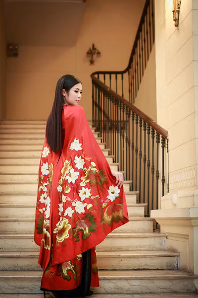 Đang lưu diễn châu Âu, Hoa hậu Ngọc Hân xuất hiện bất ngờ tại Hà Nội ảnh 3