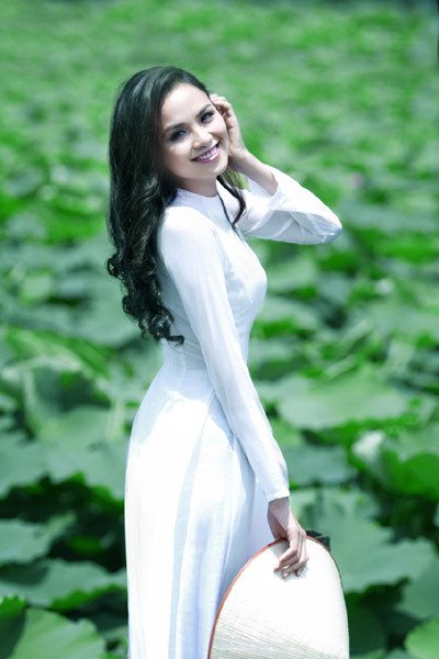Hoa hậu Diễm Hương "tung" ảnh chụp giữa đầm sen Tây Hồ ảnh 4