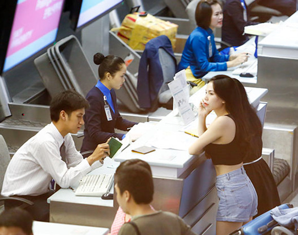 Trà Ngọc Hằng khoe vòng eo con kiến ở sân bay ảnh 4