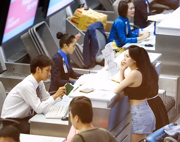 Trà Ngọc Hằng khoe vòng eo con kiến ở sân bay ảnh 4