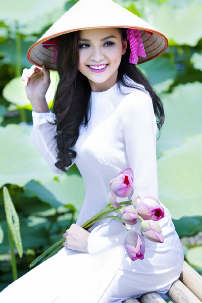 Hoa hậu Diễm Hương "tung" ảnh chụp giữa đầm sen Tây Hồ ảnh 5