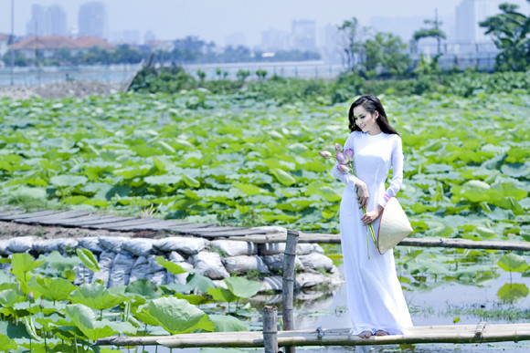 Hoa hậu Diễm Hương "tung" ảnh chụp giữa đầm sen Tây Hồ ảnh 6