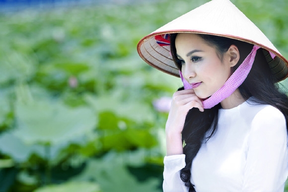 Hoa hậu Diễm Hương "tung" ảnh chụp giữa đầm sen Tây Hồ ảnh 2