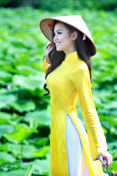 Hoa hậu Diễm Hương "tung" ảnh chụp giữa đầm sen Tây Hồ ảnh 8