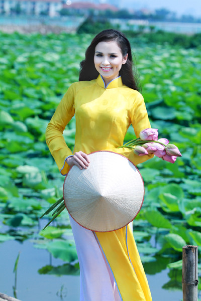 Hoa hậu Diễm Hương "tung" ảnh chụp giữa đầm sen Tây Hồ ảnh 10