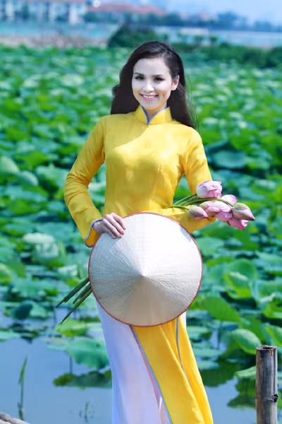 Hoa hậu Diễm Hương "tung" ảnh chụp giữa đầm sen Tây Hồ ảnh 10