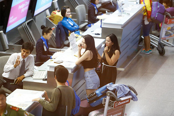 Trà Ngọc Hằng khoe vòng eo con kiến ở sân bay ảnh 3