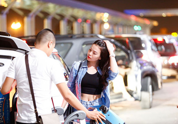 Trà Ngọc Hằng khoe vòng eo con kiến ở sân bay ảnh 1