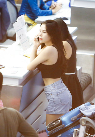 Trà Ngọc Hằng khoe vòng eo con kiến ở sân bay ảnh 6