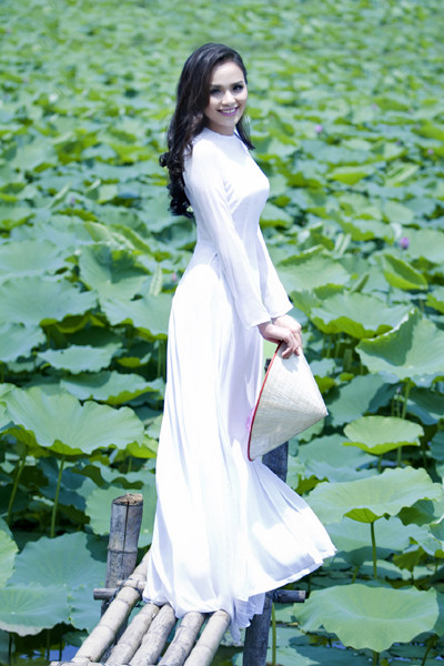 Hoa hậu Diễm Hương "tung" ảnh chụp giữa đầm sen Tây Hồ ảnh 3