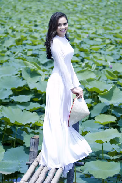 Hoa hậu Diễm Hương "tung" ảnh chụp giữa đầm sen Tây Hồ ảnh 3