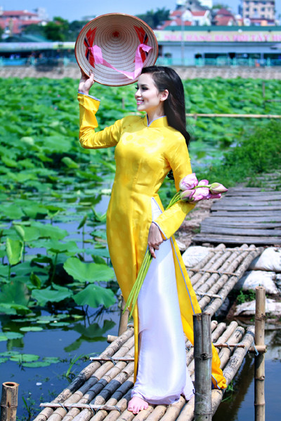 Hoa hậu Diễm Hương "tung" ảnh chụp giữa đầm sen Tây Hồ ảnh 9