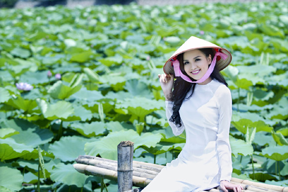 Hoa hậu Diễm Hương "tung" ảnh chụp giữa đầm sen Tây Hồ ảnh 1