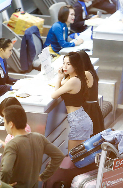 Trà Ngọc Hằng khoe vòng eo con kiến ở sân bay ảnh 5