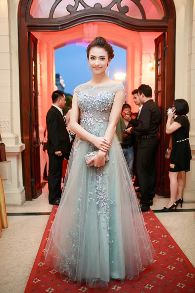 Hồng Quế “toả sáng”, "thiêu đốt" cánh mày râu trong đêm Hà Nội ảnh 1