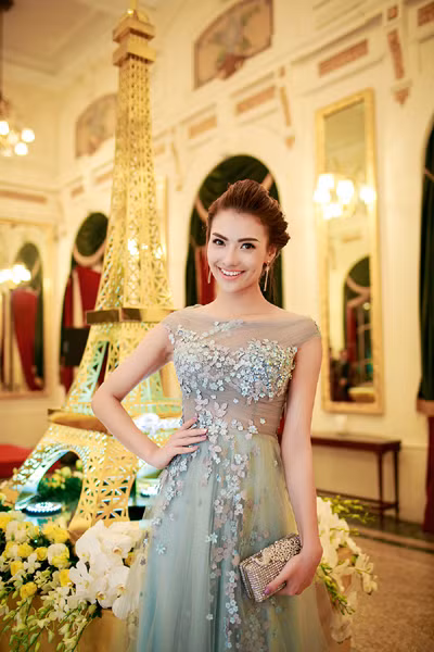 Hồng Quế “toả sáng”, "thiêu đốt" cánh mày râu trong đêm Hà Nội ảnh 2