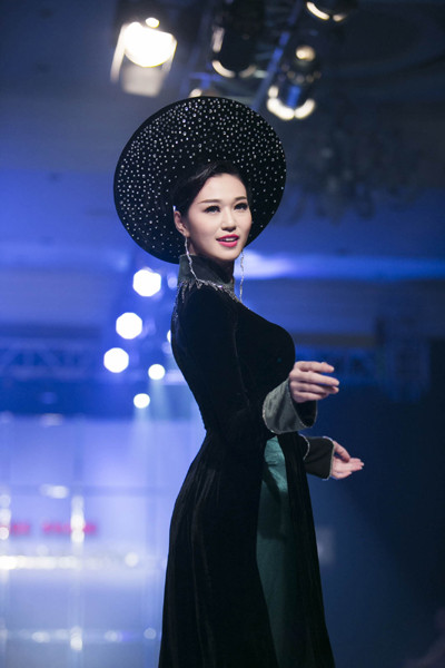 Dàn “chân dài” kiêu sa trong tà áo dài NTK Huỳnh Lợi ảnh 2 Dàn “chân dài” kiêu sa trong tà áo dài NTK Huỳnh Lợi ảnh 2