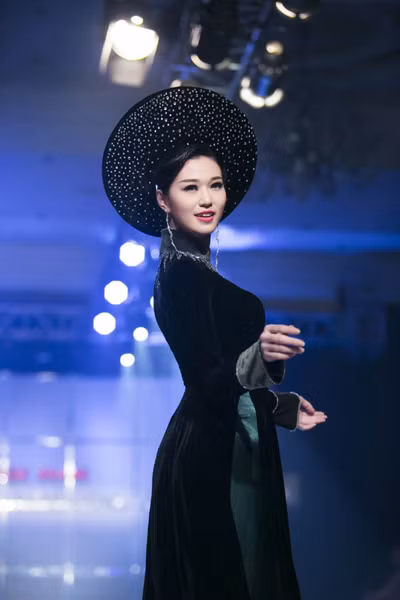 Dàn “chân dài” kiêu sa trong tà áo dài NTK Huỳnh Lợi ảnh 2