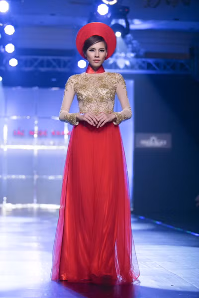 Dàn “chân dài” kiêu sa trong tà áo dài NTK Huỳnh Lợi ảnh 14