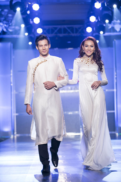 Dàn “chân dài” kiêu sa trong tà áo dài NTK Huỳnh Lợi ảnh 16 Dàn “chân dài” kiêu sa trong tà áo dài NTK Huỳnh Lợi ảnh 16