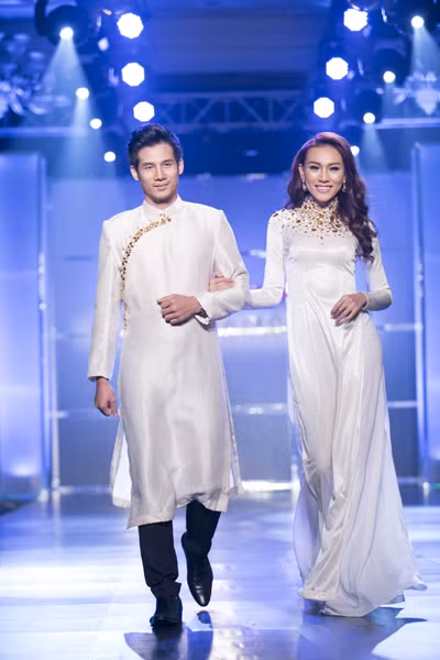 Dàn “chân dài” kiêu sa trong tà áo dài NTK Huỳnh Lợi ảnh 16