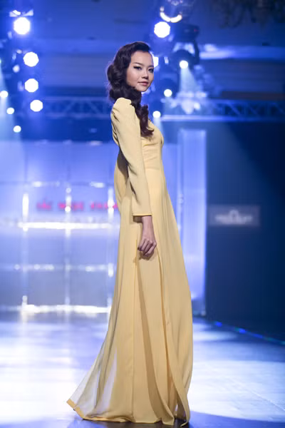 Dàn “chân dài” kiêu sa trong tà áo dài NTK Huỳnh Lợi ảnh 9