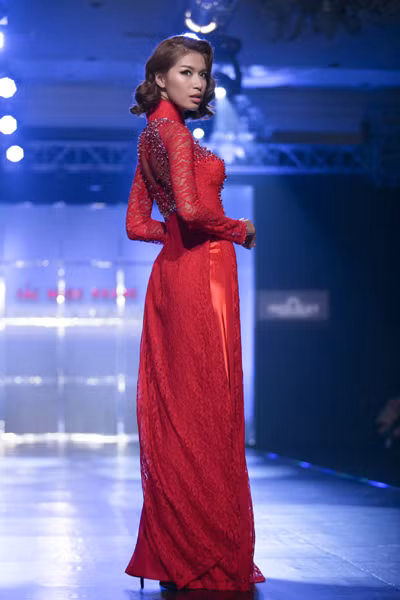 Dàn “chân dài” kiêu sa trong tà áo dài NTK Huỳnh Lợi ảnh 8