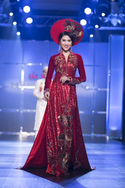 Dàn “chân dài” kiêu sa trong tà áo dài NTK Huỳnh Lợi ảnh 17