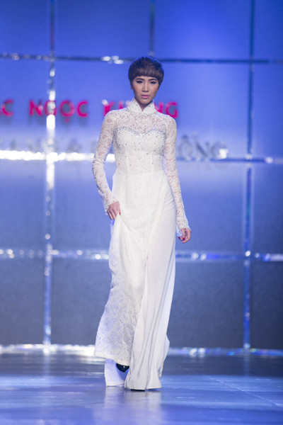 Dàn “chân dài” kiêu sa trong tà áo dài NTK Huỳnh Lợi ảnh 10 Dàn “chân dài” kiêu sa trong tà áo dài NTK Huỳnh Lợi ảnh 10