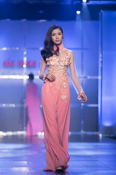 Dàn “chân dài” kiêu sa trong tà áo dài NTK Huỳnh Lợi ảnh 13