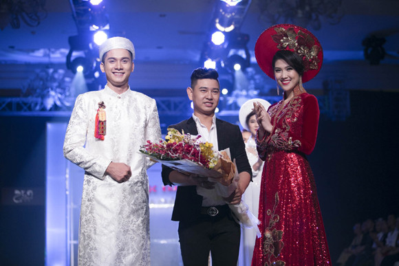 Dàn “chân dài” kiêu sa trong tà áo dài NTK Huỳnh Lợi ảnh 18 Dàn “chân dài” kiêu sa trong tà áo dài NTK Huỳnh Lợi ảnh 18