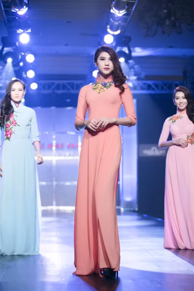 Dàn “chân dài” kiêu sa trong tà áo dài NTK Huỳnh Lợi ảnh 3