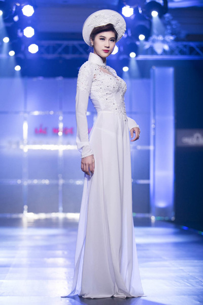 Dàn “chân dài” kiêu sa trong tà áo dài NTK Huỳnh Lợi ảnh 5 Dàn “chân dài” kiêu sa trong tà áo dài NTK Huỳnh Lợi ảnh 5