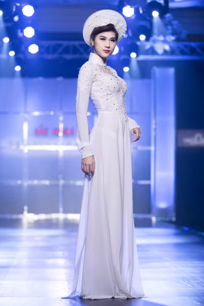 Dàn “chân dài” kiêu sa trong tà áo dài NTK Huỳnh Lợi ảnh 5