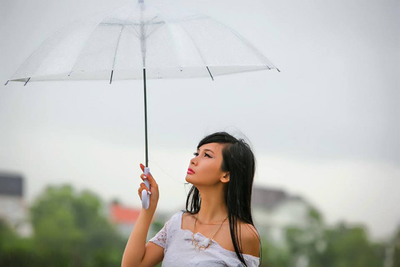 Người mẫu Xuân Thuỳ sành điệu bất chấp thời tiết ảnh 7