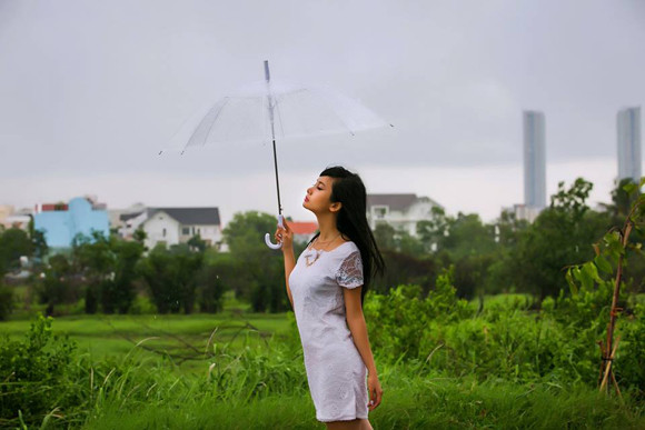 Người mẫu Xuân Thuỳ sành điệu bất chấp thời tiết ảnh 6