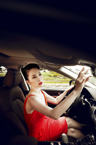 “Ngọc nữ làng múa” thả dáng kiêu sa trong siêu xe bạc tỷ ảnh 2