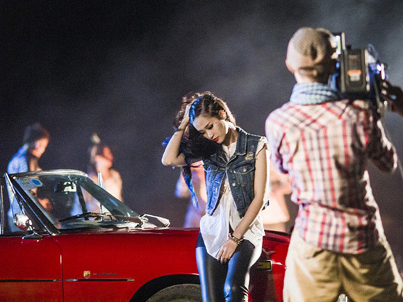 Đông Nhi khoe eo thon, chân dài bên xe mui trần ảnh 3 Đông Nhi khoe eo thon, chân dài bên xe mui trần ảnh 3